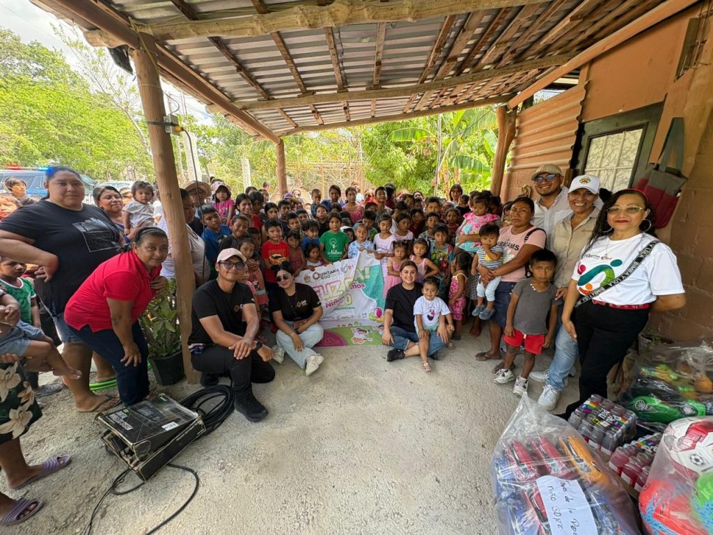 Cientos de familias celebraron el Día de la Niña y el Niño en Playa del Carmen con juguetes, piñatas y el espectáculo "La magia de los niños" en Puerto Aventuras.