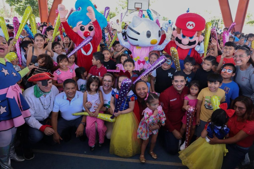 Cientos de familias celebraron el Día de la Niña y el Niño en Playa del Carmen con juguetes, piñatas y el espectáculo "La magia de los niños" en Puerto Aventuras.
