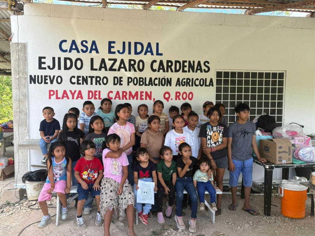 Cientos de familias celebraron el Día de la Niña y el Niño en Playa del Carmen con juguetes, piñatas y el espectáculo "La magia de los niños" en Puerto Aventuras.
