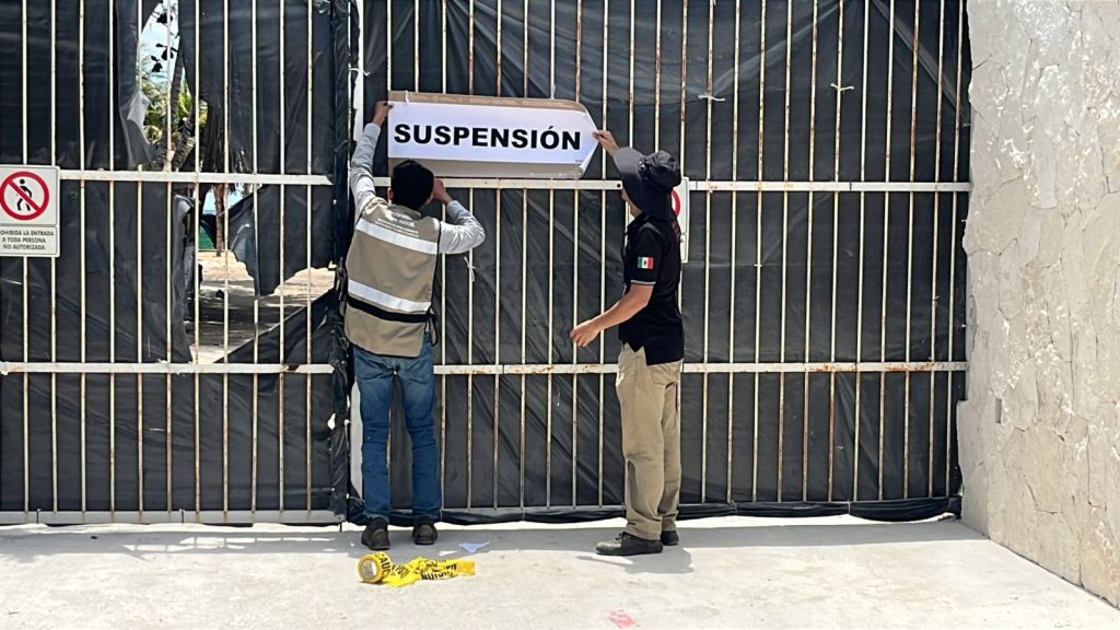 Autoridades ambientales inspeccionan la playa Xcalacoco de Playa del Carmen tras daño ecológico.