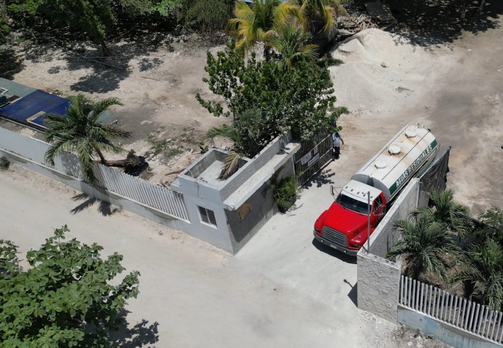 Aguas negras en Xcalacoco: una pipa descarga residuos en fosa séptica clandestina a metros de playa Blue Flag