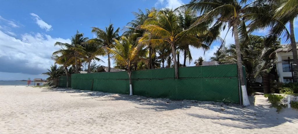 Aguas negras en Xcalacoco: una pipa descarga residuos en fosa séptica clandestina a metros de playa Blue Flag