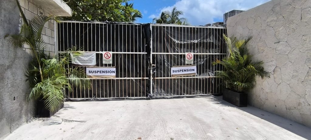 Aguas negras en Xcalacoco: una pipa descarga residuos en fosa séptica clandestina a metros de playa Blue Flag