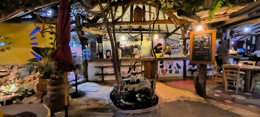 El restaurante La Cueva del Chango fue marcando un diseño apegado a los materiales de la región y la imagen arquitectonica que tiene la Riviera Maya