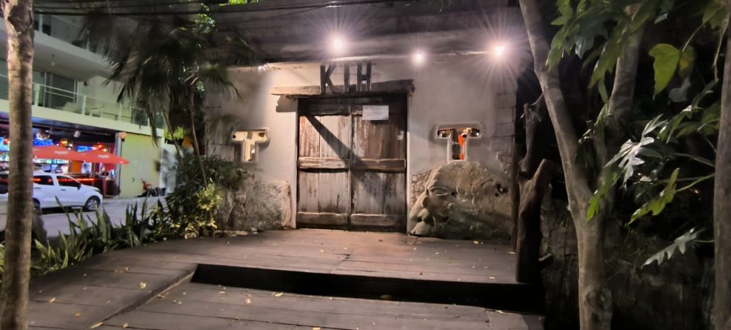 Casa de Federico Kantu, primera vivienda de uno de los fundadores de Playa. Ahora es una tienda de artesanías Eco-Chic, el dueño respetó el diseño tradicional de una vivienda del Sureste