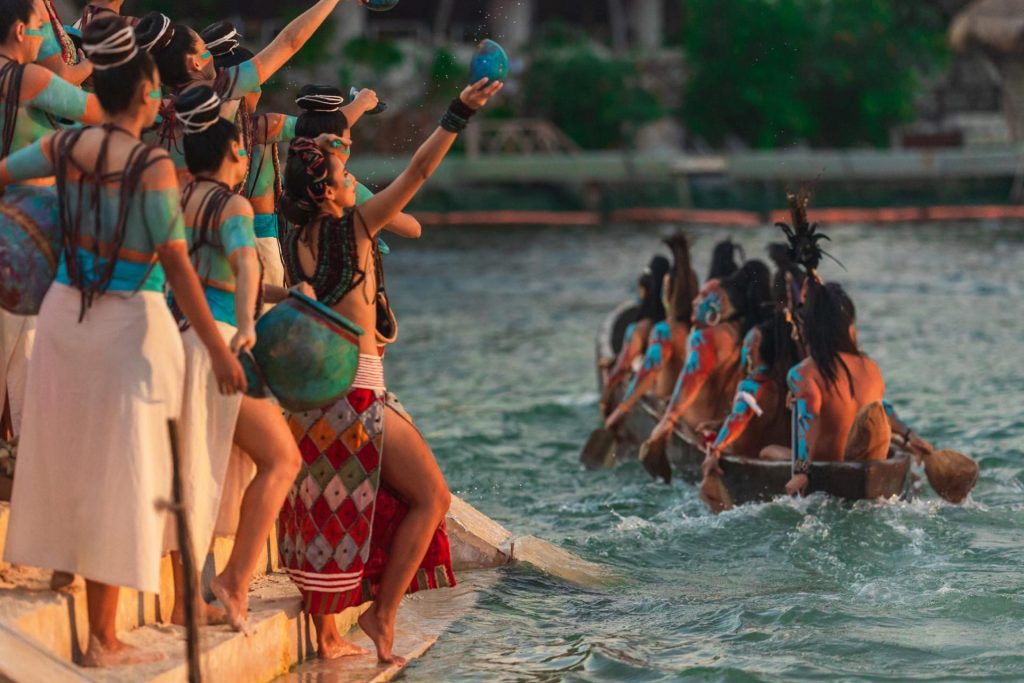 Canoeros se manifestaron pacíficamente en la plaza "28 de Julio" de Playa del Carmen en defensa de la Travesía Sagrada Maya.