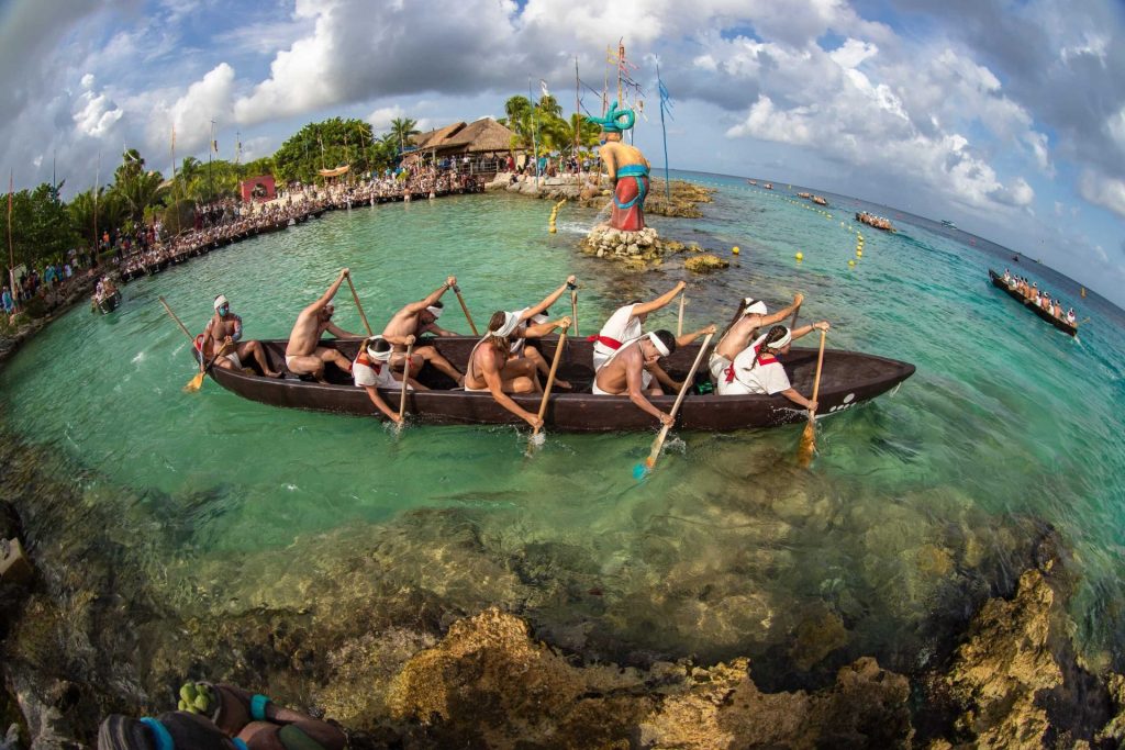 Canoeros se manifestaron pacíficamente en la plaza "28 de Julio" de Playa del Carmen en defensa de la Travesía Sagrada Maya.