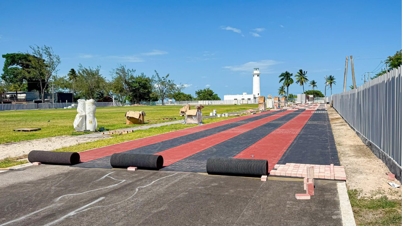 Chetumal, sede de la única pista de atletismo certificada de la Península de Yucatán, avanza en la instalación de su superficie sintética de estándar olímpico.