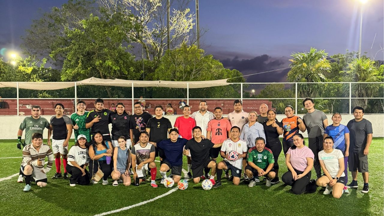 Personal médico del IMSS participa en el mundialito de futbol en Playa del Carmen, celebrado en la cancha de futbol siete de la Unidad Deportiva Riviera Maya.