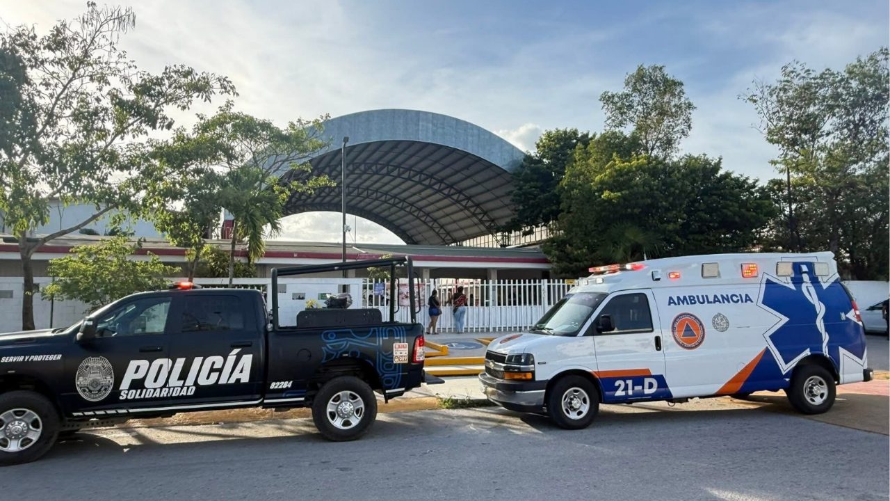 Movilización policiaca en la secundaria Vicente Guerrero en Playa del Carmen tras el hallazgo de presuntas drogas entre alumnas.