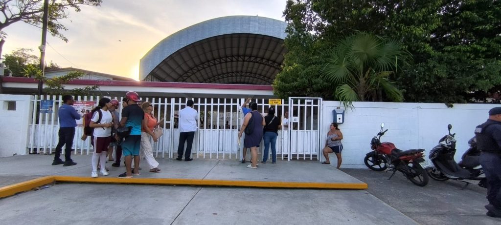 Autoridades ingresan a la secundaria de Playa del Carmen "Vicente Guerrero" tras reporte de posible intoxicación por drogas entre alumnos