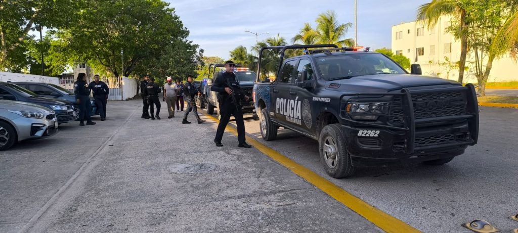 Autoridades ingresan a la secundaria de Playa del Carmen "Vicente Guerrero" tras reporte de posible intoxicación por drogas entre alumnos