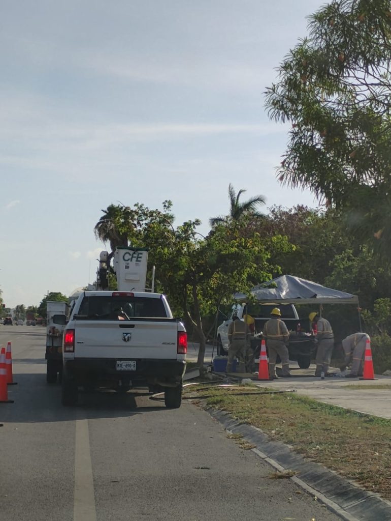 Empleados de la CFE trabajaron horas para responder por qué hubo apagón en Playa del Carmen: el robo de cobre dejó sin luz a centenares de playenses.