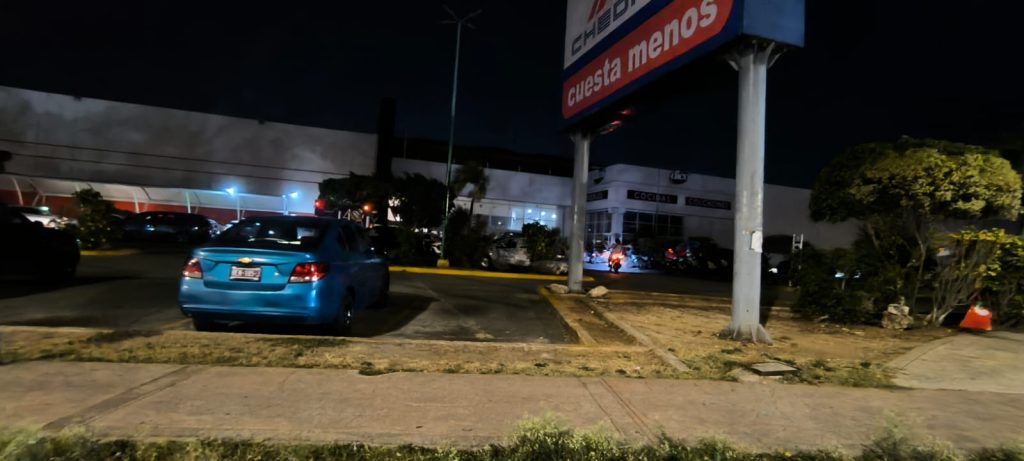Plaza Las Américas sigue sin electricidad. Empleados de la CFE trabajaron horas para responder por qué hubo apagón en Playa del Carmen