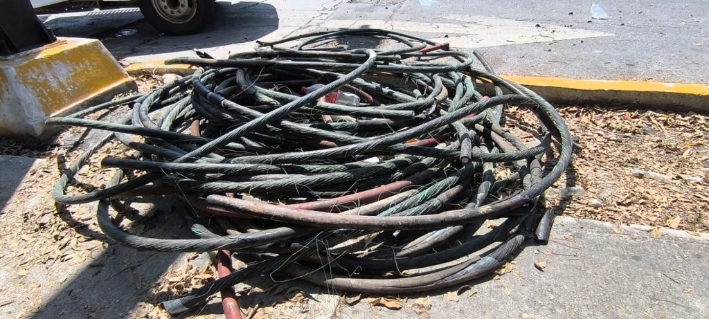 Trabajadores de la CFE realizan labores de mantenimiento en la avenida CTM durante los apagones de la CFE en Playa del Carmen.