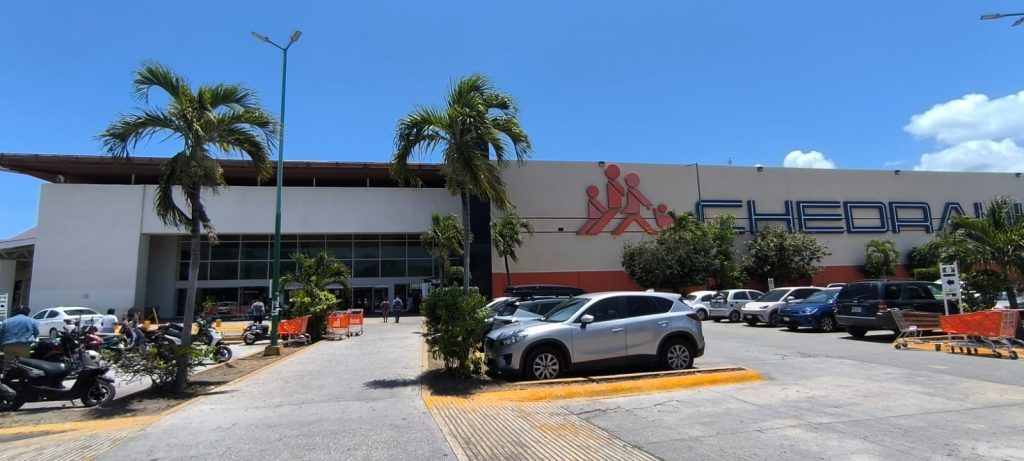 Trabajadores de la CFE realizan labores de mantenimiento en la avenida CTM durante los apagones de la CFE en Playa del Carmen.