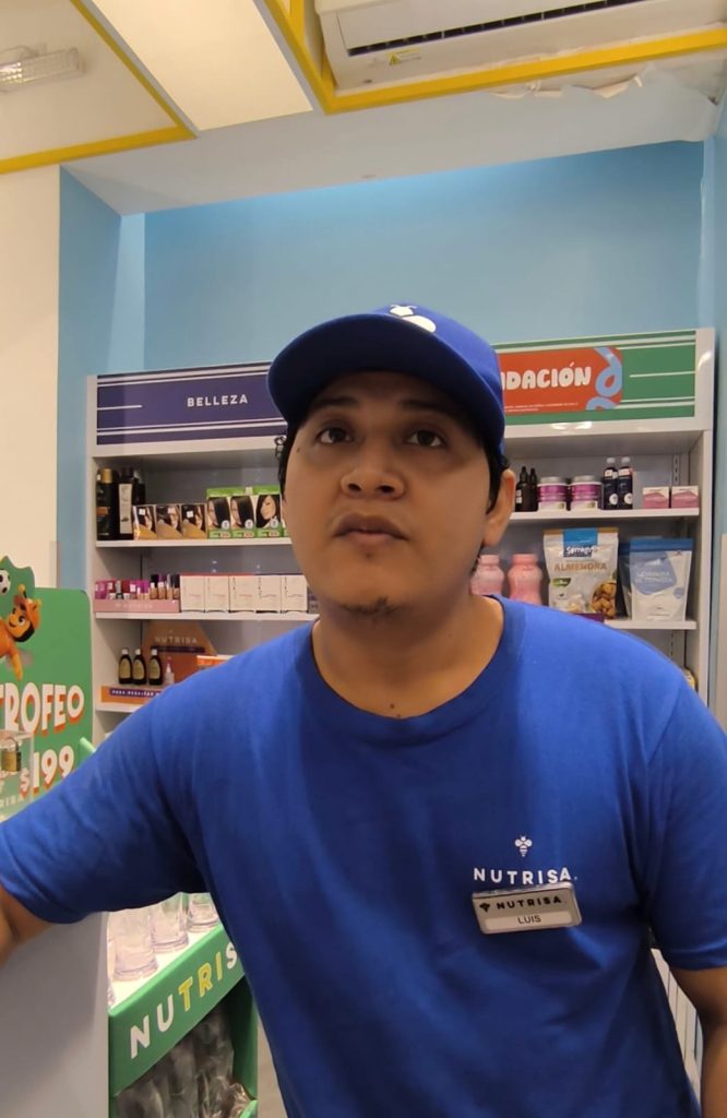 Luis Alejandro , vendedor de helados, dice que hay maquinaria que no ha vuelto a funcionar bien tras los Apagones de la CFE en Playa del Carmen.