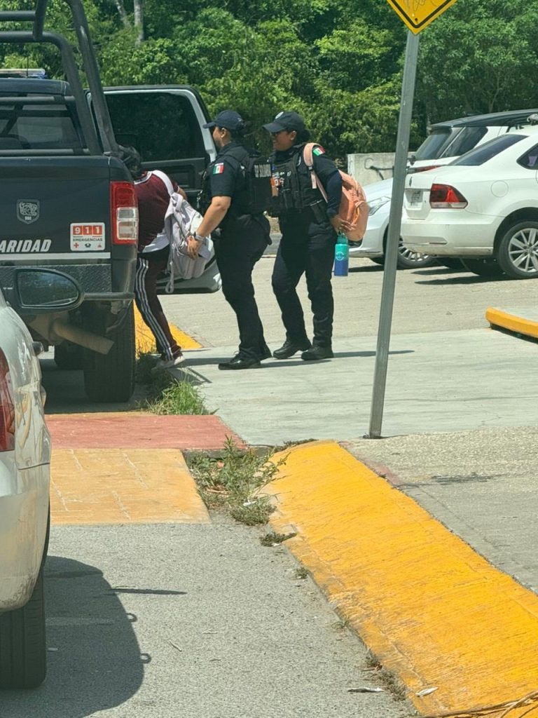 Movilización policiaca en la secundaria Vicente Guerrero en Playa del Carmen tras el hallazgo de presuntas drogas entre alumnas.