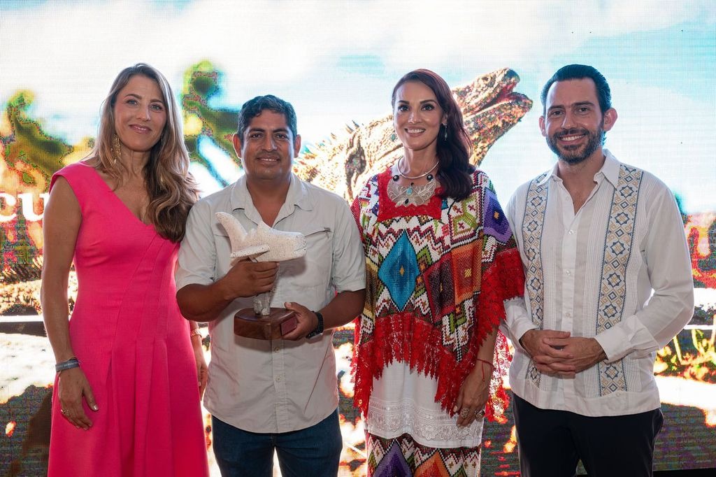 Encarna Piñero, Global CEO de Piñero; El artesano Justo Rosales, originario de Isla Mujeres; Lilian Jesús Villanueva Chan, directora general del Instituto para la Cultura