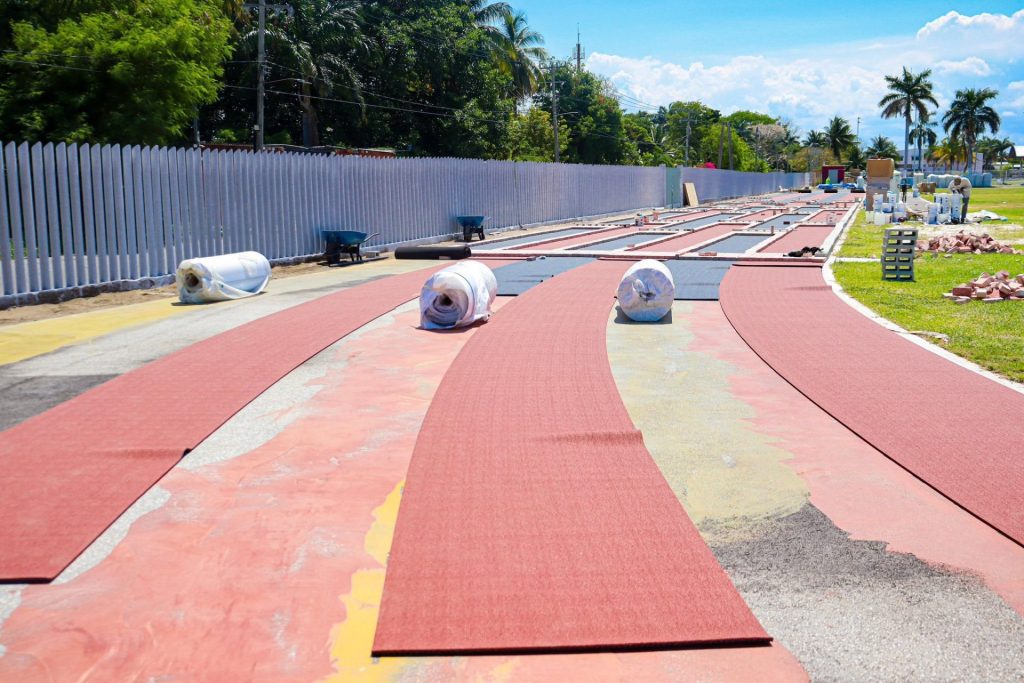 Chetumal, sede de la única pista de atletismo certificada de la Península de Yucatán, avanza en la instalación de su superficie sintética de estándar olímpico.