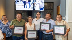 Estefanía Mercado entrega reconocimientos a periodistas de Playa del Carmen durante la celebración del Día de la Libertad de Prensa.