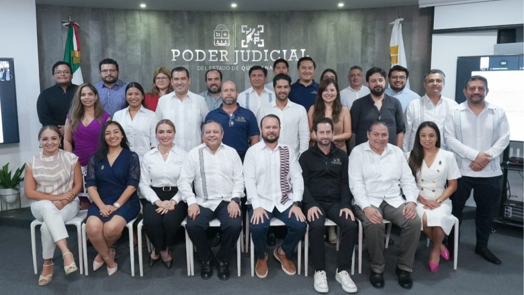Representantes de los poderes judiciales de Quintana Roo y Querétaro durante la mesa de trabajo sobre inteligencia artificial y arbitraje celebrada en Cancún.