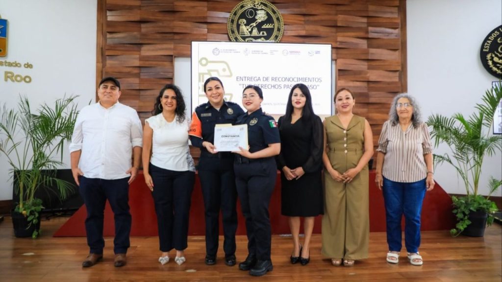 Servidores públicos de Playa del Carmen reciben constancias por su capacitación en derechos de la niñez organizada por el SIPINNA y la CDHEQROO.