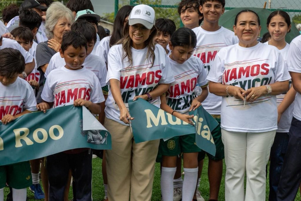 Inauguración del Mundial Social en Chetumal: la presidenta municipal Yensunni Martínez Hernández abrió tres canchas de fútbol en Othón P. Blanco.