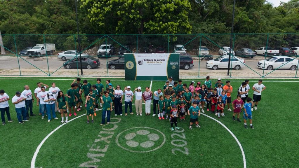 Inauguración del Mundial Social en Chetumal: la presidenta municipal Yensunni Martínez Hernández abrió tres canchas de fútbol en Othón P. Blanco.