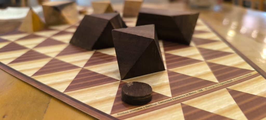 El ajedrez maya, representación del juego de pelota, fusiona cultura milenaria y comunidad en Playa del Carmen.