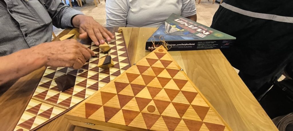 El ajedrez maya, representación del juego de pelota, fusiona cultura milenaria y comunidad en Playa del Carmen.