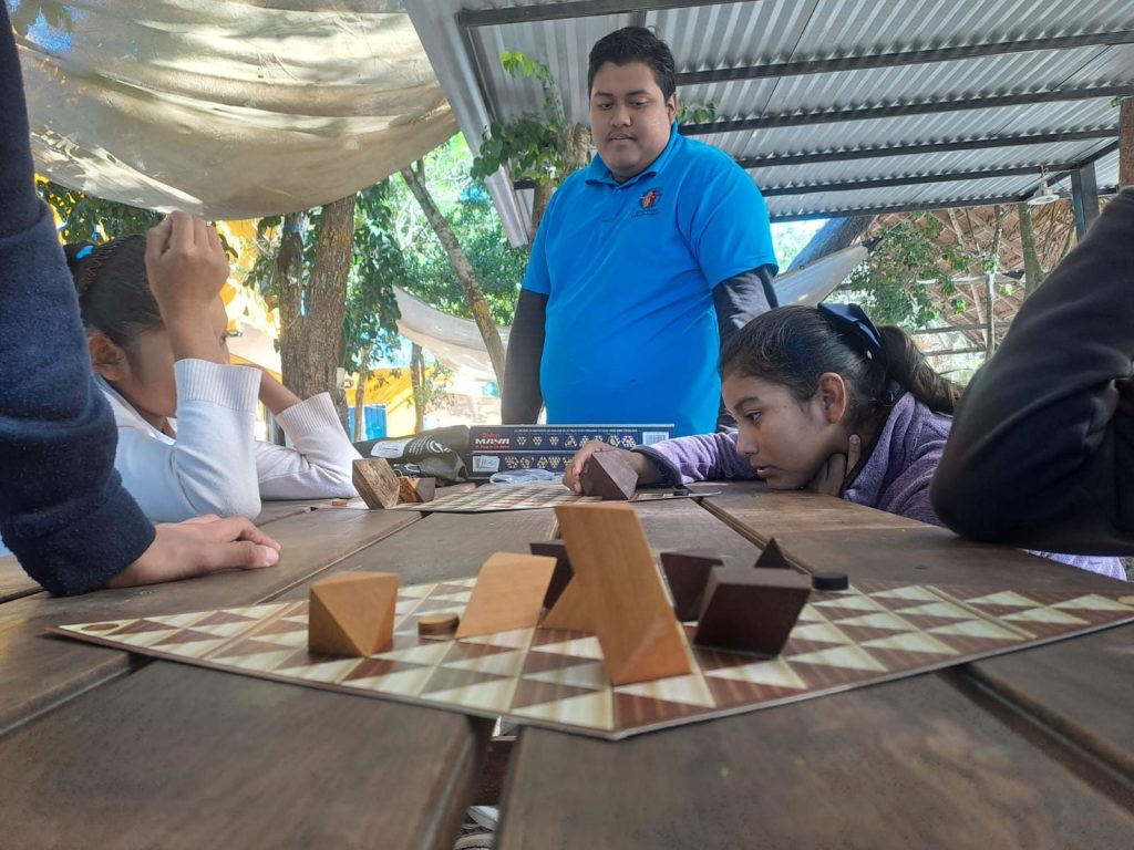 El ajedrez maya, representación del juego de pelota, fusiona cultura milenaria y comunidad en Playa del Carmen.