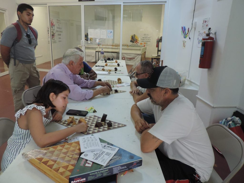 El ajedrez maya, representación del juego de pelota, fusiona cultura milenaria y comunidad en Playa del Carmen.