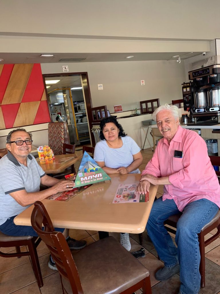 El ajedrez maya, representación del juego de pelota, fusiona cultura milenaria y comunidad en Playa del Carmen.
