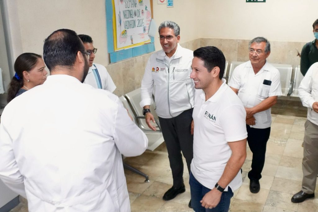Recorrido por las unidades médicas de Cozumel para supervisar servicios de salud y atender necesidades del personal y pacientes.