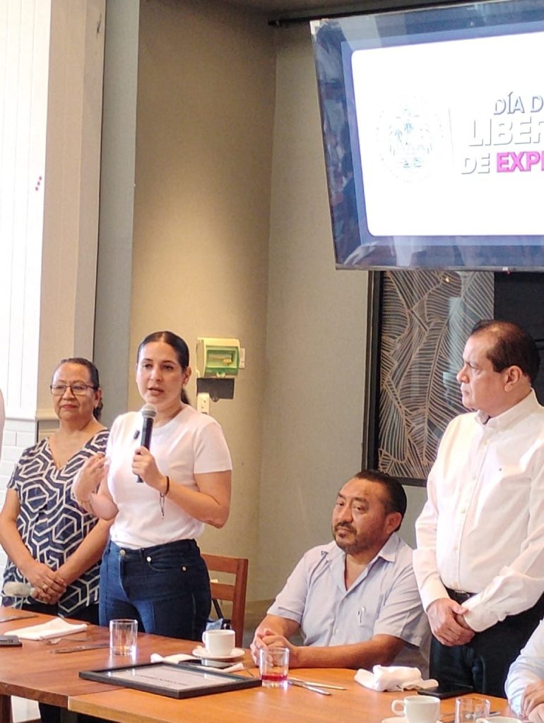 Estefanía Mercado entrega reconocimientos a periodistas de Playa del Carmen durante la celebración del Día de la Libertad de Prensa.