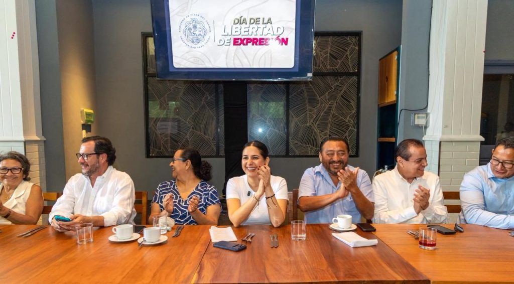 Estefanía Mercado entrega reconocimientos a periodistas de Playa del Carmen durante la celebración del Día de la Libertad de Prensa.