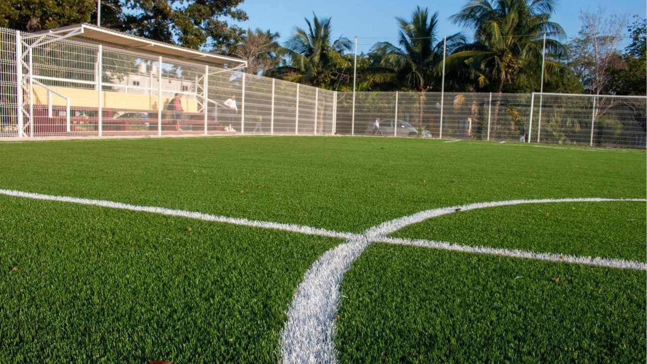 Niñas y niños practican deporte gratis en las canchas municipales de Chetumal.
