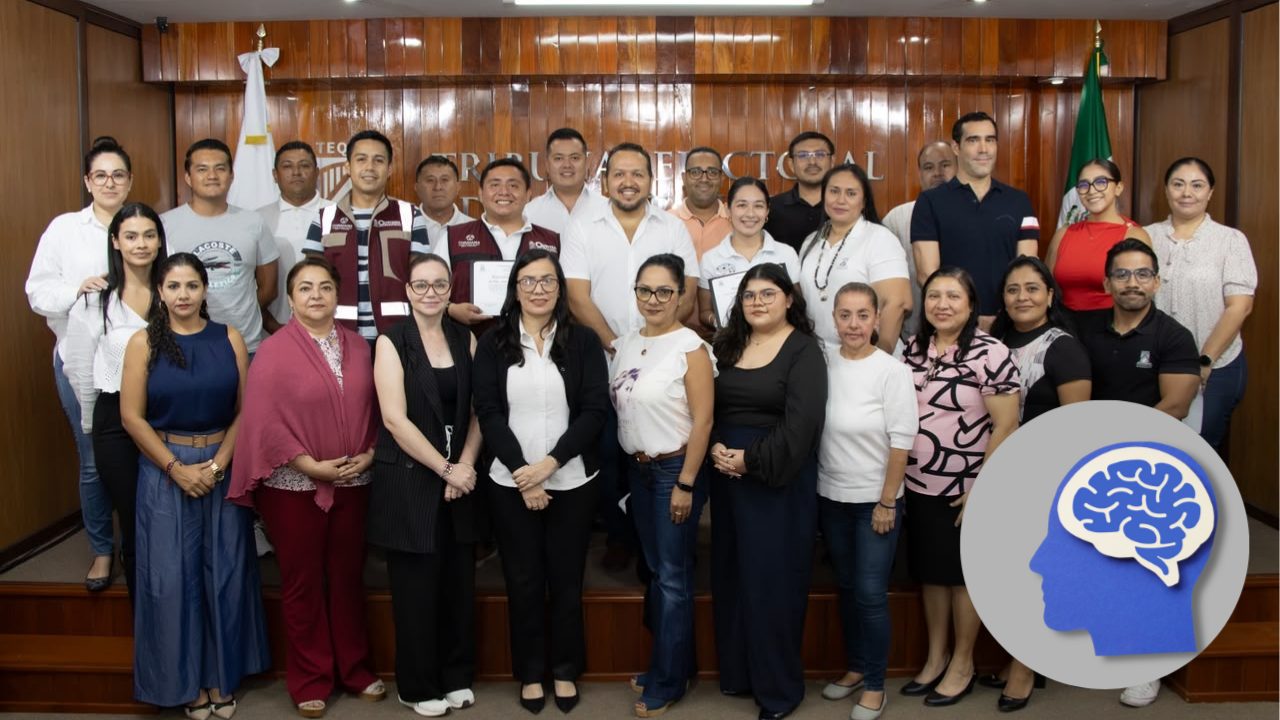 Personal del TEQROO durante la plática Fortaleciendo el Autocuidado, impartida en la Sala de Plenos.
