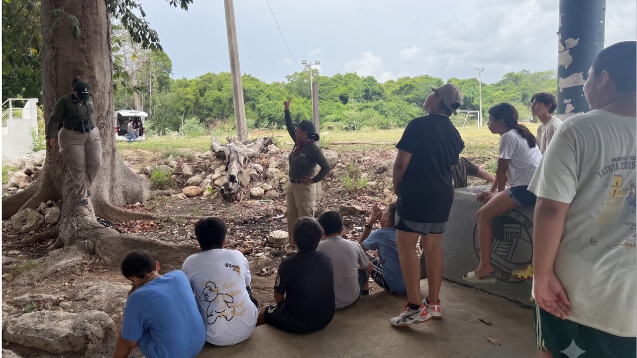 Niñas y niños de Chemuyil participan en el taller ambiental impulsado por Eco-Bahía.