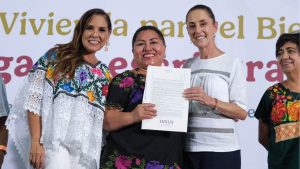 Entrega de títulos de propiedad en Playa del Carmen a familias de la colonia Luis Donaldo Colosio, en el Poliforum.