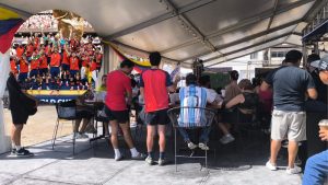 Aficionados disfrutan la final del Mundial en Playa del Carmen