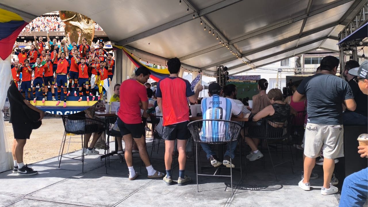 Aficionados disfrutan la final del Mundial en Playa del Carmen