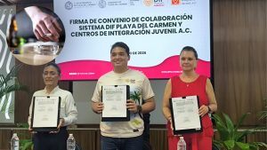 Autoridades firman convenio para reforzar la atención a las adicciones en Playa del Carmen.