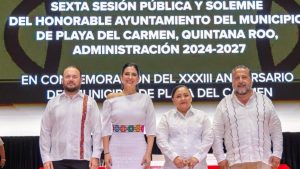 Playa del Carmen cumple 33 años; autoridades y familias pioneras conmemoraron la fecha en el Teatro de la Ciudad.