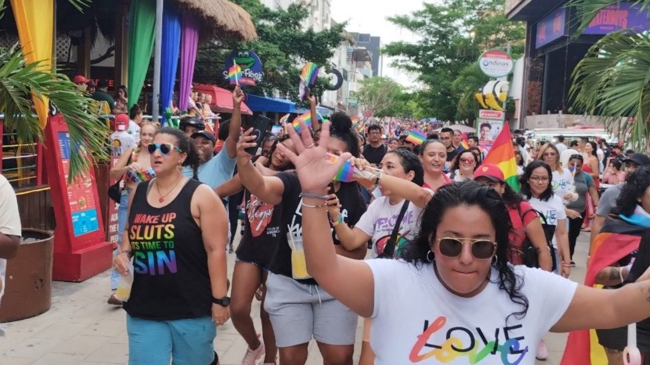 Integrantes de Red Diversa Quintana Roo entregan el pliego petitorio LGBTTTIQA+ 2026 tras la marcha con más de 20 mil asistentes.