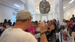 Taller de escultura en Playa del Carmen, impartido por Carlos Becerra en la galería del IMCAP.