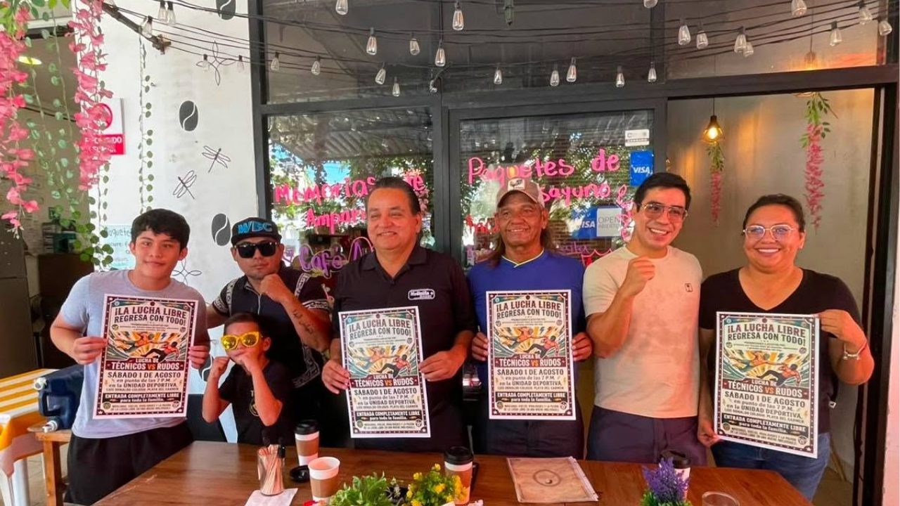 Luchadores se preparan para la función de lucha libre en Playa del Carmen, este sábado en el Poliforum.