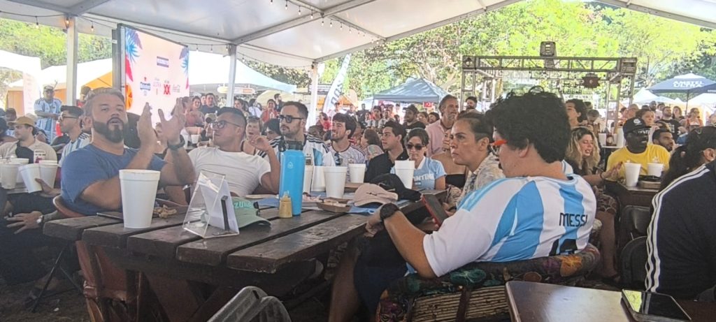 Aficionados disfrutan la final del Mundial en Playa del Carmen.