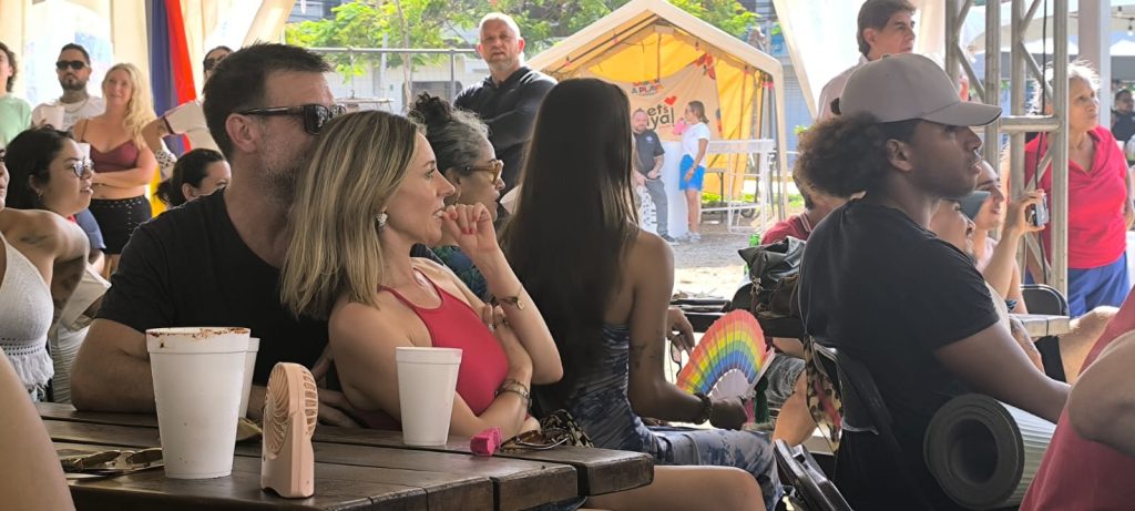 Aficionados disfrutan la final del Mundial en Playa del Carmen.
